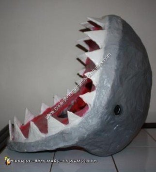 tiburón comiendo bebé disfraz de halloween hecho a mano