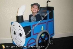 El disfraz de Halloween para silla de ruedas de Thomas the Tank Engine hecho en casa más genial