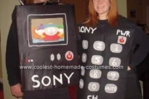 El disfraz de pareja casero más chulo con TV y mando a distancia