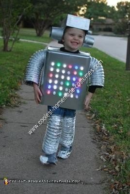 Disfraz de robot de Halloween para niños hecho en casa
