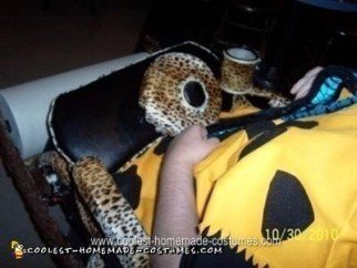 Disfraz casero de Fred Flintstone y Flintmobile para silla de ruedas