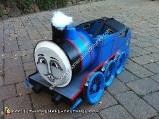 Disfraz de tren Gordon hecho en casa para un niño para la idea de Halloween