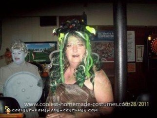 Disfraz y estatua de medusa casero para una pareja