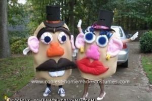 El disfraz más genial para un par de Mr. and Mrs. Potato Head hágalo usted mismo