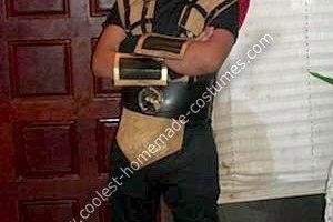El escorpión casero más genial del disfraz de Mortal Kombat