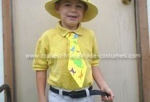 El hombre casero más genial con traje de sombrero amarillo.