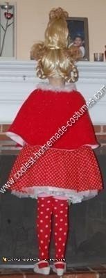Disfraz infantil hecho en casa Cindy Lou para Halloween con sus propias manos.