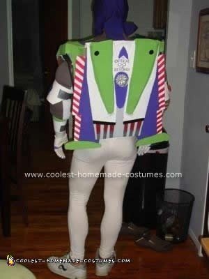 Disfraz de Halloween de Buzz Lightyear hecho en casa