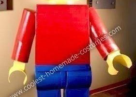 El mejor disfraz casero de Lego Man gigante