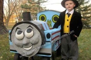 El mejor disfraz casero de Sir Topham Hatt y Thomas the Tank Engine