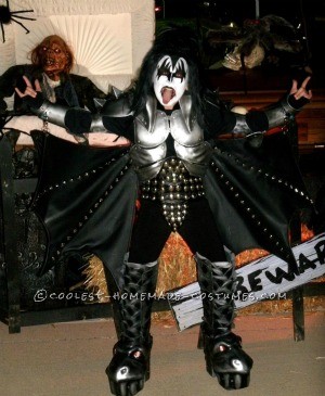 Este es mi hijo de 9 años, Justin... Ha sido un gran fan de KISS desde que tenía tres años... Empecé a vestirlo para Halloween como Paul... teníamos mucho que hacer.