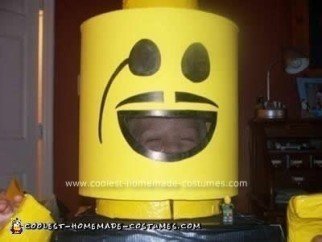 Disfraz de policía de Lego hecho en casa para Halloween