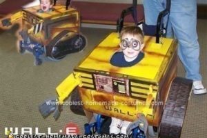 El mejor traje casero de Wall E en silla de ruedas