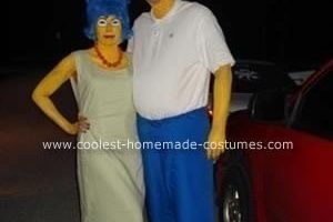 El original disfraz casero de pareja de Homero y Marge Simpson