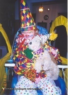 Payaso de circo casero disfrazado de coche de payaso en silla de ruedas