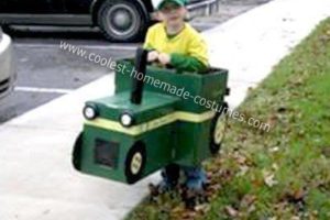 El traje casero más genial de un gran tractor verde.