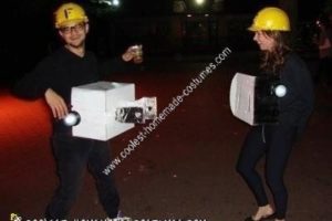 El traje de casa más cool para una pareja de electricistas