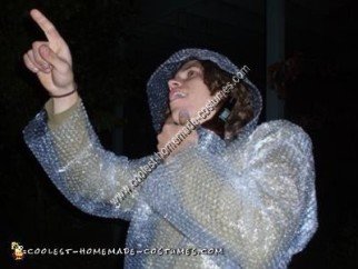 Traje de hombre hecho en casa con plástico de burbujas.