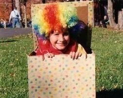 Genial disfraz casero de Jack en una caja para Halloween