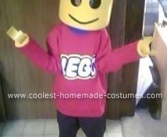 Genial disfraz casero de Lego Man para Halloween