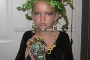 Genial disfraz casero de Medusa para niña