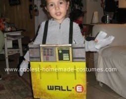 Genial disfraz casero de WALL-E para Halloween