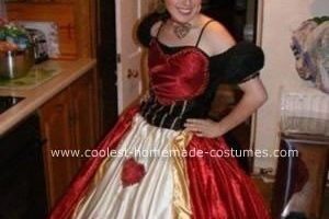 Genial disfraz casero de reina de corazones para Halloween