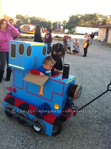 Genial disfraz de Blue Box Thomas en camioneta y chimenea recolectora de dulces