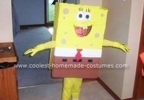 Genial disfraz de Bob Esponja para Halloween hecho con una caja de cartón