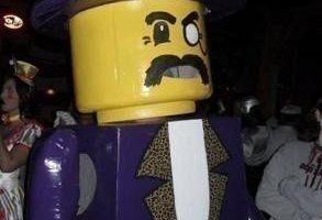 Genial disfraz de Lego Man para Halloween