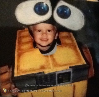 Genial disfraz de WALL-E para bebé niño