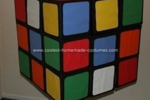 Genial disfraz de cubo de Rubik para Halloween
