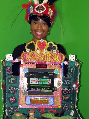 Genial disfraz de dama de la suerte para trabajar en un casino