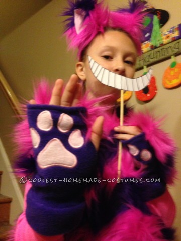 Genial disfraz de gato de Cheshire para una chica a la moda