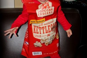 Idea genial para un disfraz de última hora: una bolsa dulce de palomitas de maíz Indiana Kettlecorn
