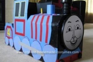 Impresionante disfraz de Thomas the Tank Engine hecho con una caja de cartón