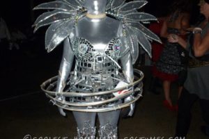 Impresionante disfraz de alienígena extraterrestre iluminado de ciencia ficción