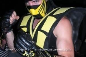 Impresionante disfraz de escorpión casero de Mortal Kombat