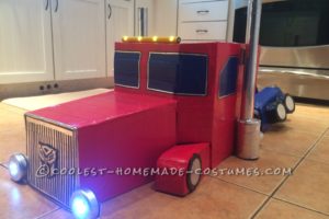 Impresionante traje transformador de Optimus Prime