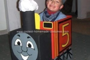 Increíble disfraz de Halloween de Thomas the Tank Engine DIY