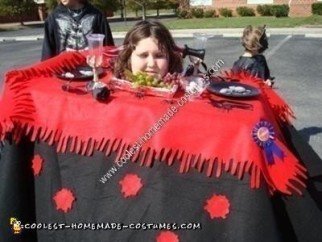 Cabeza casera sobre la mesa Idea única de disfraces de Halloween