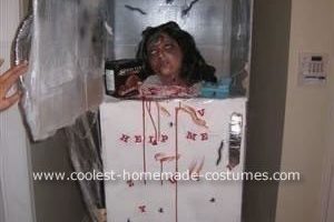 La cabeza más genial en el disfraz de Halloween de bricolaje del refrigerador