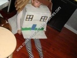 La casa casera más genial se dejó caer en el disfraz de Halloween de la bruja del este