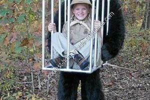 La chica de safari casera más genial disfrazada de gorila para Halloween