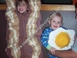 La mejor idea casera de disfraces de Halloween con tocino y huevos para una pareja de niños