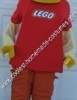 La mejor idea casera de disfraz de Halloween de Lego Boy