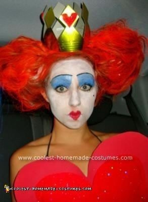 Idea casera de disfraz de reina de corazones para Halloween
