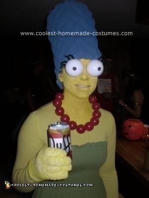 Idea casera de disfraz de pareja de Los Simpson para Halloween