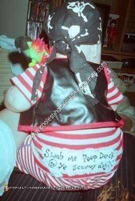 Disfraz de Halloween único de pirata hecho en casa para una idea de niño
