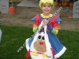 La mejor idea de disfraz de Halloween DIY Rainbow Brite para niña